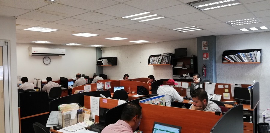Asesores comerciales atendiendo llamadas y pedidos