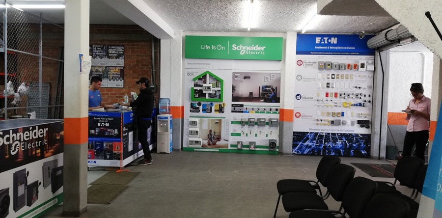 Exhibidores de Schneider Electric y Eaton en la sala de ventas