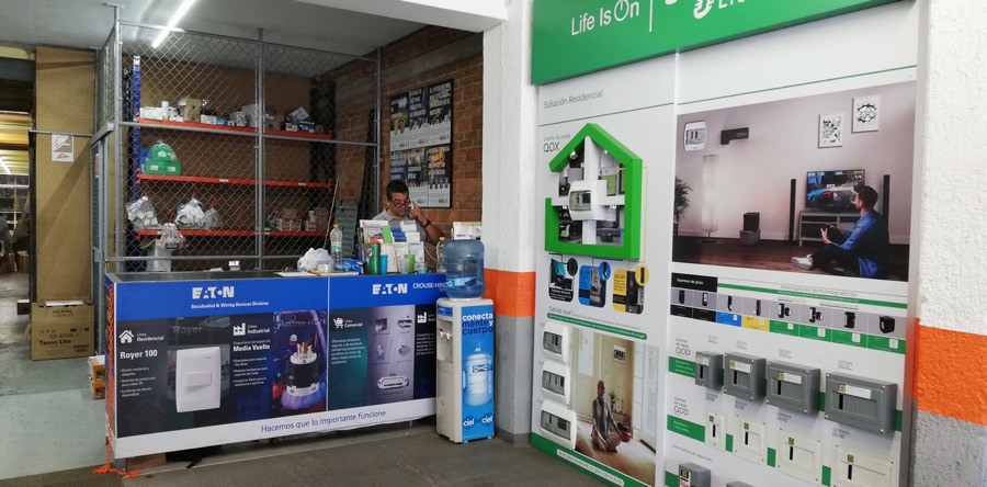 Mostrador con exhibidores de productos Eaton y Schneider Electric